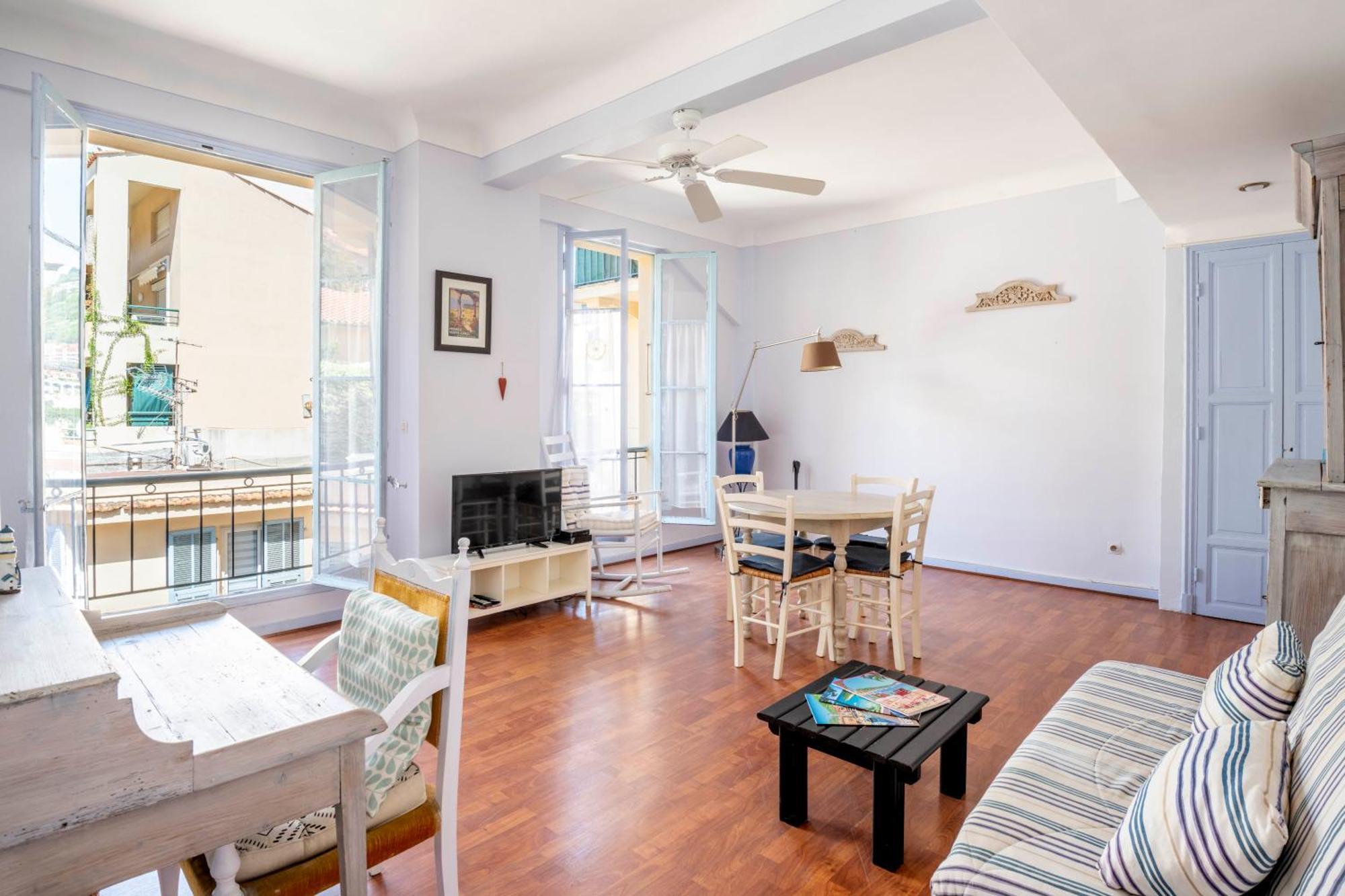 Charming 2p Air Conditioned Close To Sea,transportation & Amenities