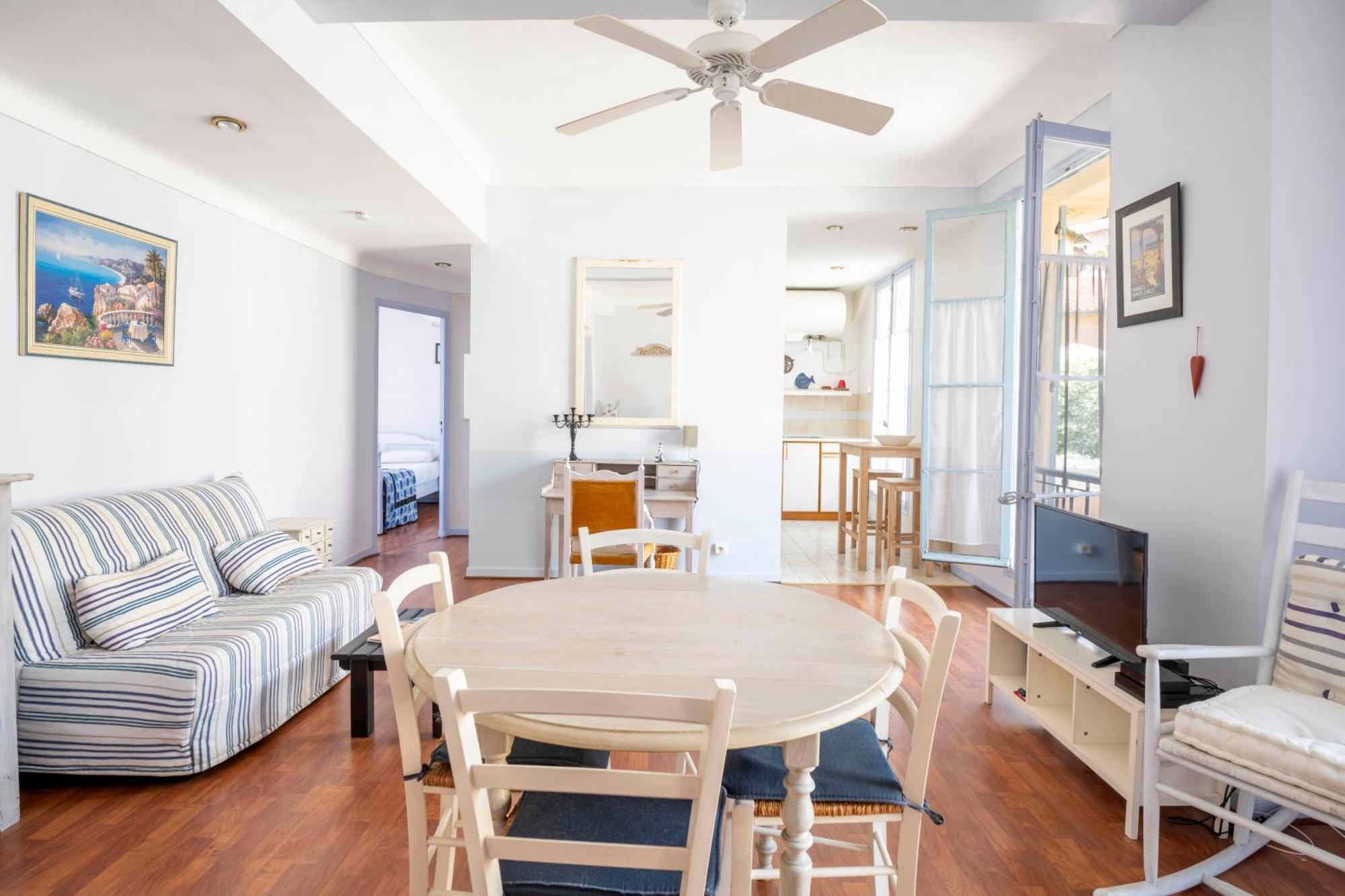 Charming 2p Air Conditioned Close To Sea,transportation & Amenities